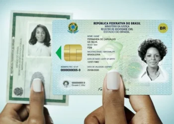 Nova identidade digital do Brasil exibida ao lado da versão antiga do RG