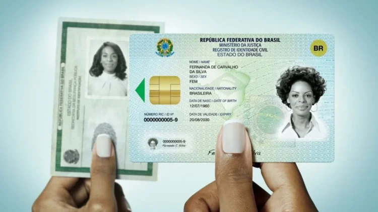 Nova identidade digital do Brasil exibida ao lado da versão antiga do RG