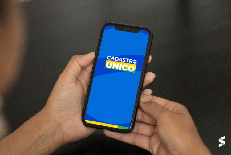 Tela do CadÚnico 2025 exibida em celular, com logo e fundo azul.