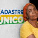 Mulher idosa em frente a parede com logotipo do Cadastro Único, representando beneficiários dos programas sociais em 2025.