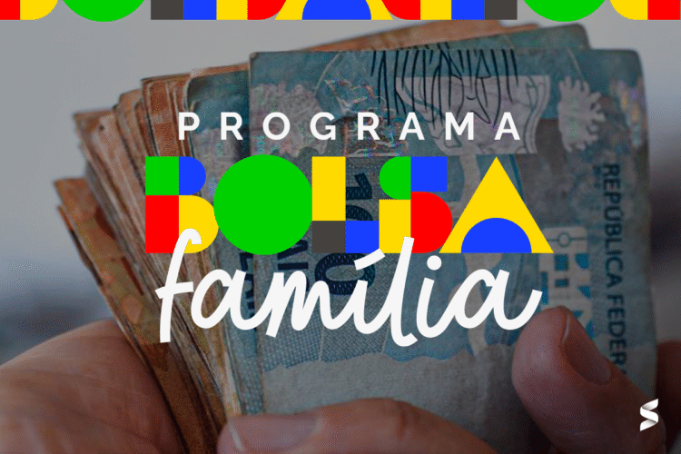 Notas de reais nas mãos ilustram pagamento de parcelas do Bolsa Família.