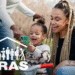 Família sorrindo enquanto interage com um celular, simbolizando a ajuda e apoio social oferecido pelo CRAS, com a imagem do logo do CRAS.