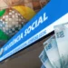Imagem ilustrativa do INSS com cédulas de 100 reais e logotipo do Instituto Nacional do Seguro Social para o calendário de pagamentos do inss.