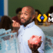 Homem sorrindo com cofre rosa e notas de cem reais nas mãos, representando incentivo financeiro para alunos do ensino médio com o programa Pé-de-Meia.