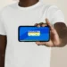 "Pessoa segurando um celular com o logo do Cadastro Único na tela, simbolizando a consulta ao CadÚnico."