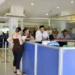 Pessoas em fila aguardando atendimento na agência do INSS.