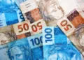 Notas de R$ 100 e R$ 50, representando o pagamento do Auxílio Gás