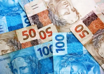 Notas de R$ 100 e R$ 50, representando o pagamento do Auxílio Gás