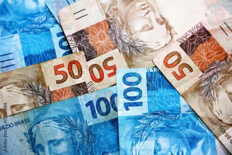 Notas de R$ 100 e R$ 50, representando o pagamento do Auxílio Gás