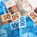 Notas de R$ 100 e R$ 50, representando o pagamento do Auxílio Gás