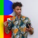 "Homem segurando um cartão do Bolsa Família enquanto olha para o celular, simbolizando as novas regras do programa."