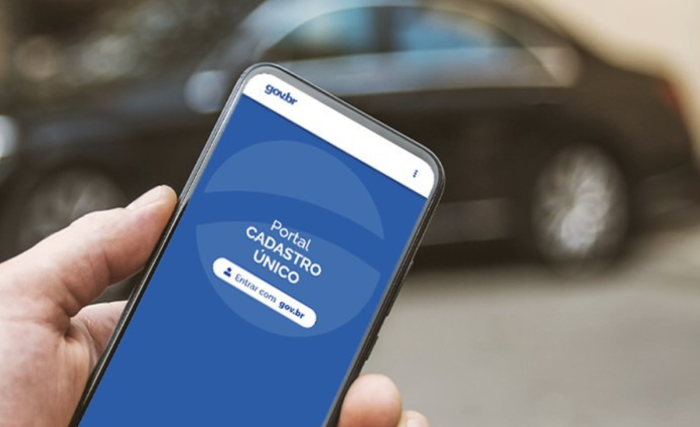 Pessoa acessando o Portal do Cadastro Único no smartphone, com a opção de login gov.br visível, ilustrando as mudanças digitais do CadÚnico em 2025.