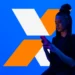 Mulher jovem com smartphone, com logotipo da Caixa Econômica Federal ao fundo em um design azul e laranja.