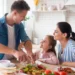 Família sorridente durante a refeição, simbolizando a importância do Cartão Alimentação para os brasileiros.