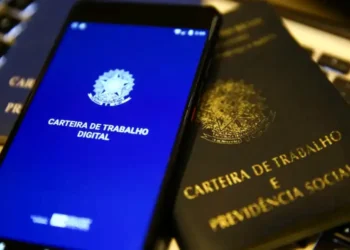 Aplicativo da Carteira de Trabalho Digital ao lado da versão física, representando direitos trabalhistas no Brasil.
