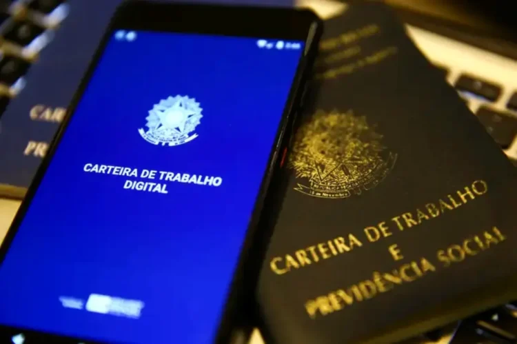 Aplicativo da Carteira de Trabalho Digital ao lado da versão física, representando direitos trabalhistas no Brasil.