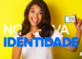 Pessoa sorridente exibindo a nova Carteira de Identidade brasileira, com fundo amarelo e texto em destaque.