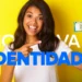 Pessoa sorridente exibindo a nova Carteira de Identidade brasileira, com fundo amarelo e texto em destaque.