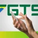 Pessoa usando o celular com o logo do FGTS ao fundo, representando a nova linha de crédito habitacional do FGTS para famílias com renda de até R$ 12 mil.