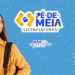 Estudante sorridente segurando livros, representando o programa Pé-de-Meia Licenciaturas.