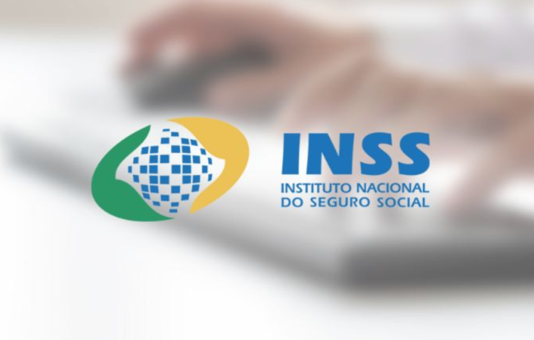 Imagem do logotipo do INSS com uma mão digitando em um teclado, destacando a divulgação do calendário do 13º salário.