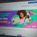 Mulher segurando nova Carteira de Identidade Nacional em banner do Gov.br sobre mutirão de emissão de documentos.