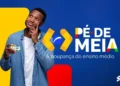 Pessoa segurando o cartão do programa Pé-de-Meia, simbolizando a consulta e o valor da nova parcela