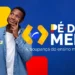 Pessoa segurando o cartão do programa Pé-de-Meia, simbolizando a consulta e o valor da nova parcela