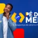Jovem segurando cartão do programa Pé-de-Meia, com expressão pensativa, em fundo colorido azul, vermelho e amarelo.