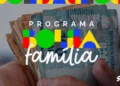 Mão segurando notas de dinheiro com o logo do Programa Bolsa Família ao centro.