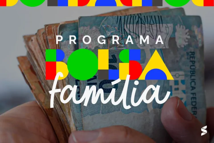 Mão segurando notas de dinheiro com o logo do Programa Bolsa Família ao centro.