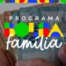Mão segurando notas de dinheiro com o logo do Programa Bolsa Família ao centro.