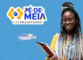Jovem estudante sorridente com caderno ao lado do logotipo do Pé-de-Meia Licenciaturas 2025.
