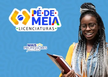 Jovem estudante sorridente com caderno ao lado do logotipo do Pé-de-Meia Licenciaturas 2025.