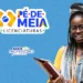 Jovem estudante sorridente com caderno ao lado do logotipo do Pé-de-Meia Licenciaturas 2025.