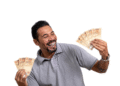 "Homem sorrindo e segurando várias notas de 50 reais, representando gratificação."