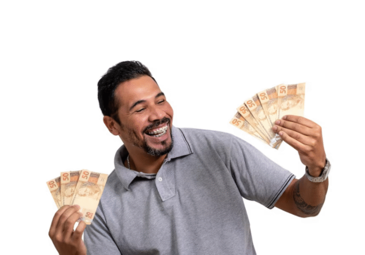 "Homem sorrindo e segurando várias notas de 50 reais, representando gratificação."