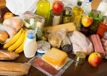 Itens alimentícios e produtos diversos para cesta básica