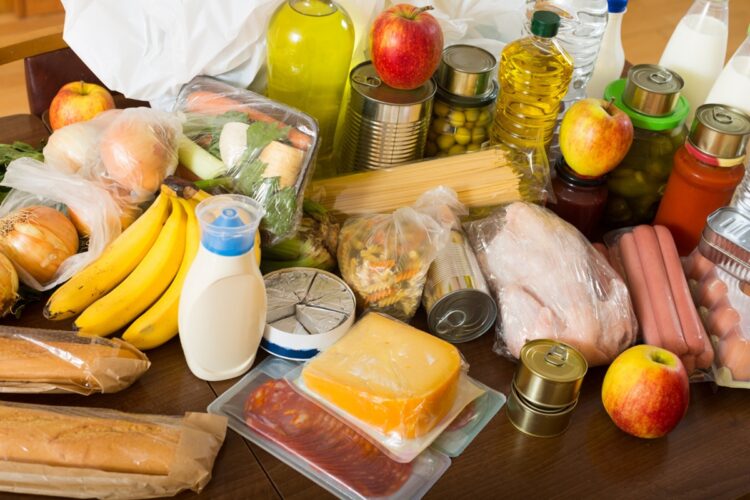 Itens alimentícios e produtos diversos para cesta básica