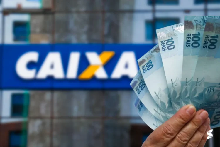 Pessoa segurando cédulas de R$ 100 com o logo da Caixa Econômica ao fundo, representando o uso da Conectividade Social.