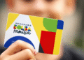 Cartão Bolsa Família com cores vibrantes e design moderno, utilizado para cadastramento ou recadastramento da senha.