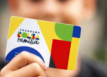 Cartão Bolsa Família com cores vibrantes e design moderno, utilizado para cadastramento ou recadastramento da senha.