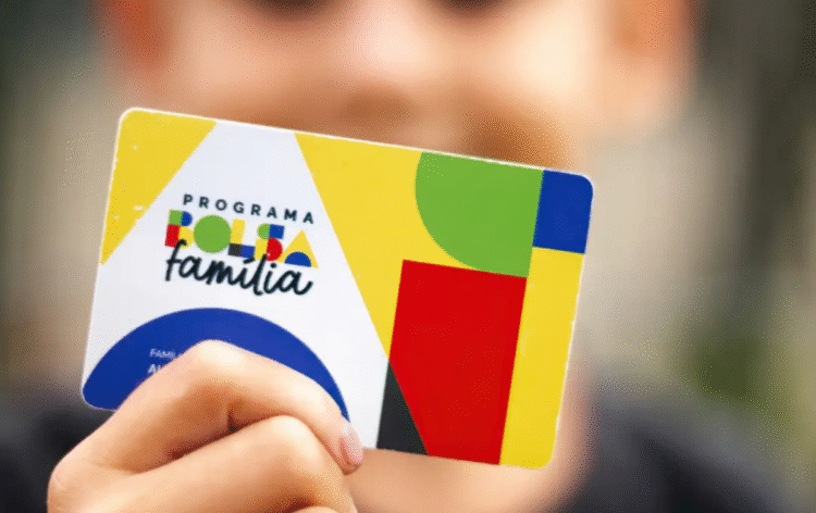 Cartão Bolsa Família com cores vibrantes e design moderno, utilizado para cadastramento ou recadastramento da senha.