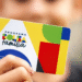 Cartão Bolsa Família com cores vibrantes e design moderno, utilizado para cadastramento ou recadastramento da senha.