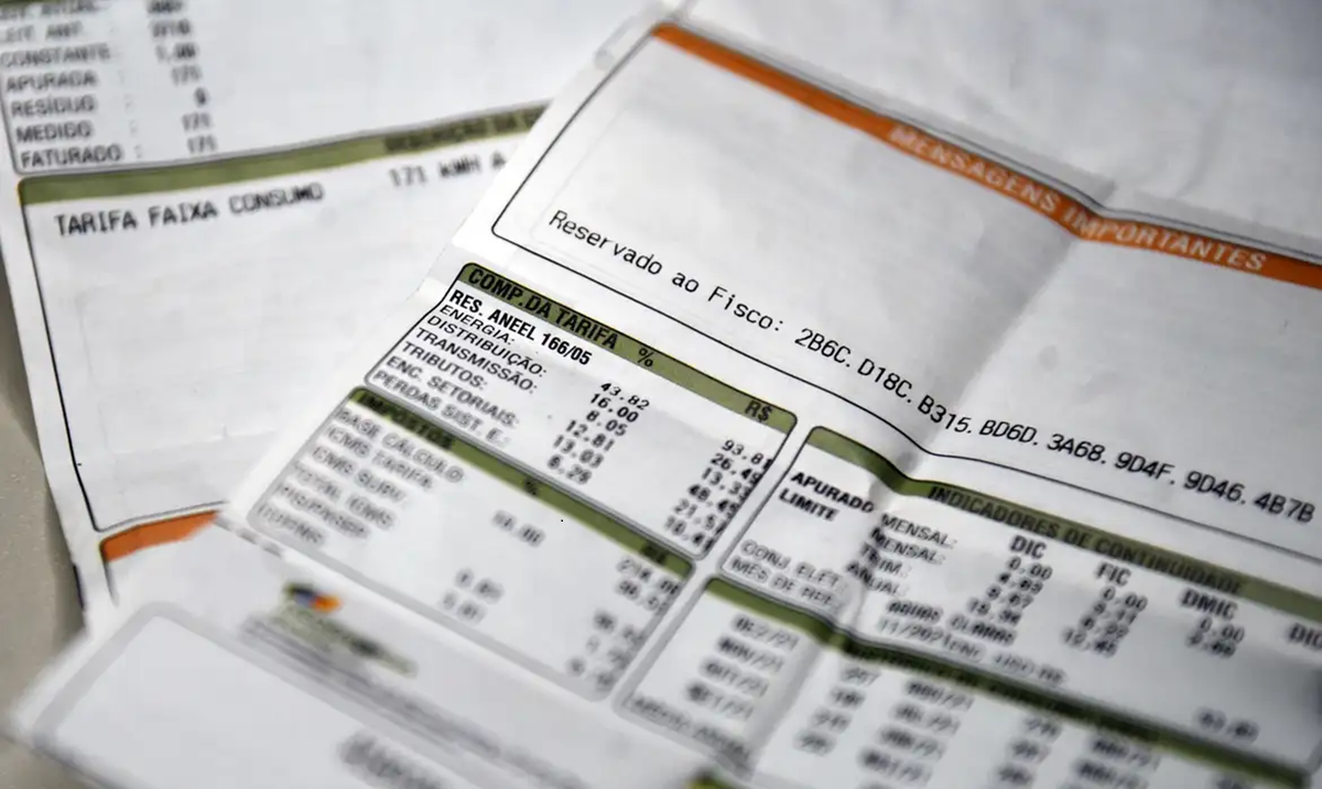 Conta de energia elétrica detalhando tarifas e consumo, com foco nos valores e taxas aplicadas.