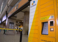 Terminal de autoatendimento dos Correios em estação movimentada.