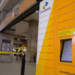 Terminal de autoatendimento dos Correios em estação movimentada.