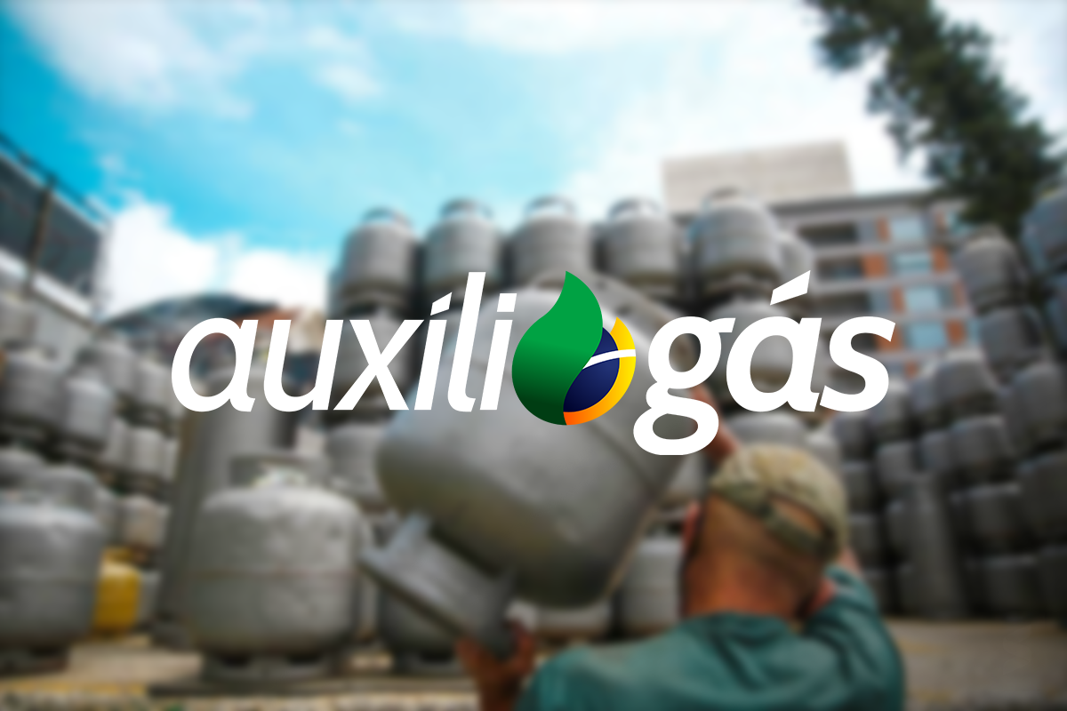 Beneficiário carrega botijão de gás com destaque para o programa Auxílio Gás.