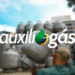 programa auxílio gás 2025 com imagem de botijões empilhados e trabalhador carregando botijão