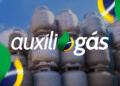 Botijões de gás empilhados ao fundo com logo do Auxílio Gás em destaque